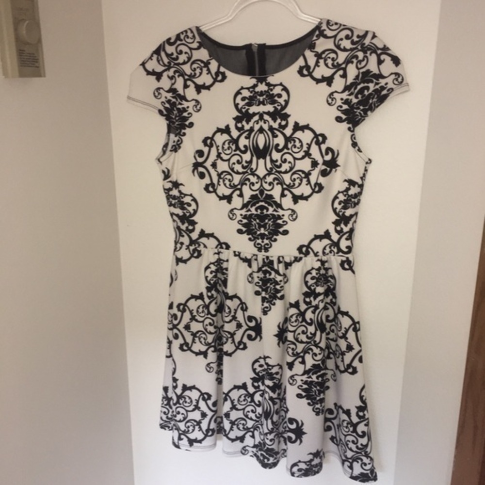 B Darlin BLACK AN WHITE DRESS JUNIOR 11/12
